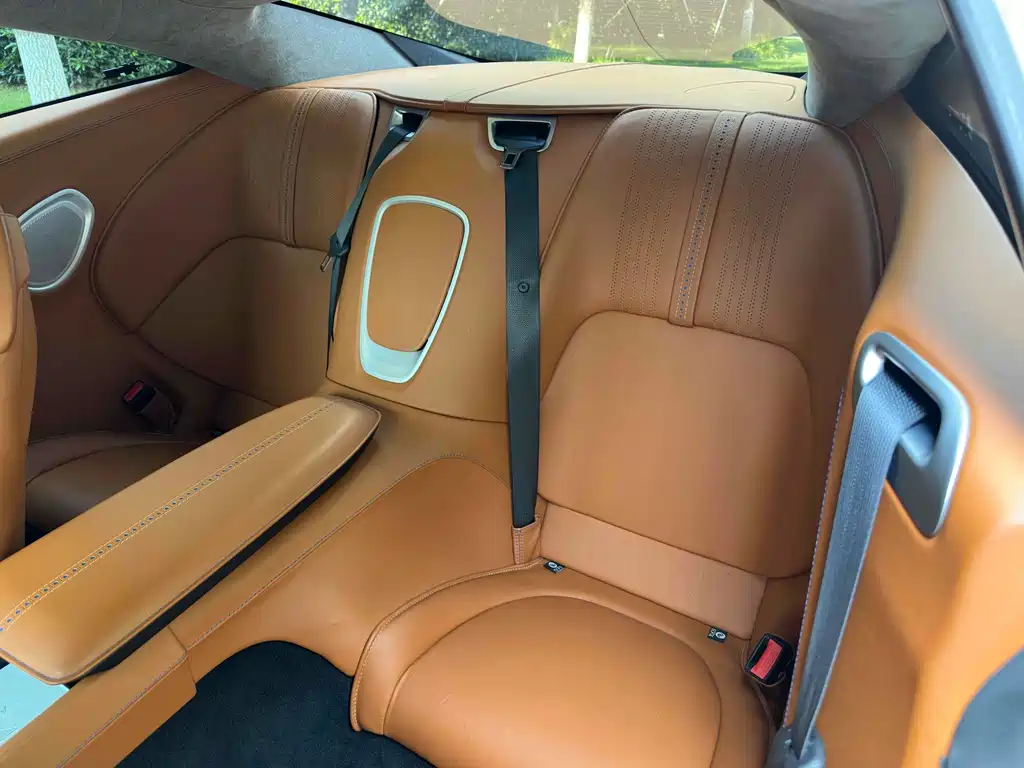 Aston Martin DB11 — миниатюра 12