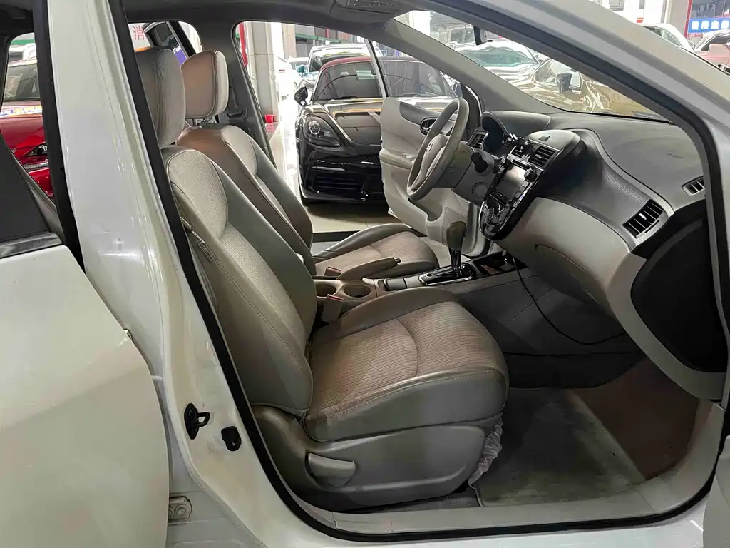 Nissan Tiida — миниатюра 7