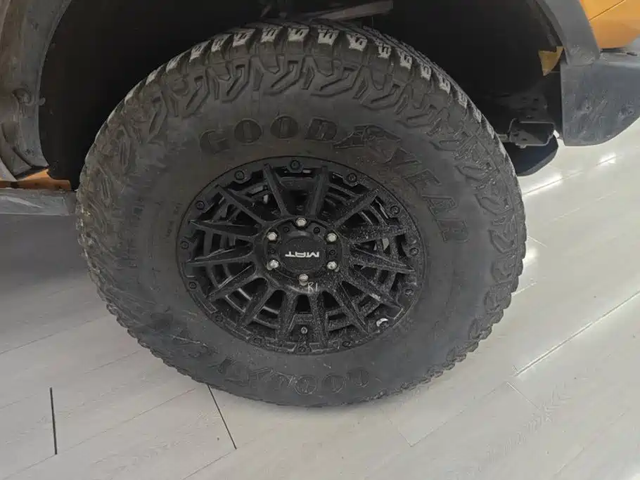 Ford Bronco (Import) — миниатюра 6