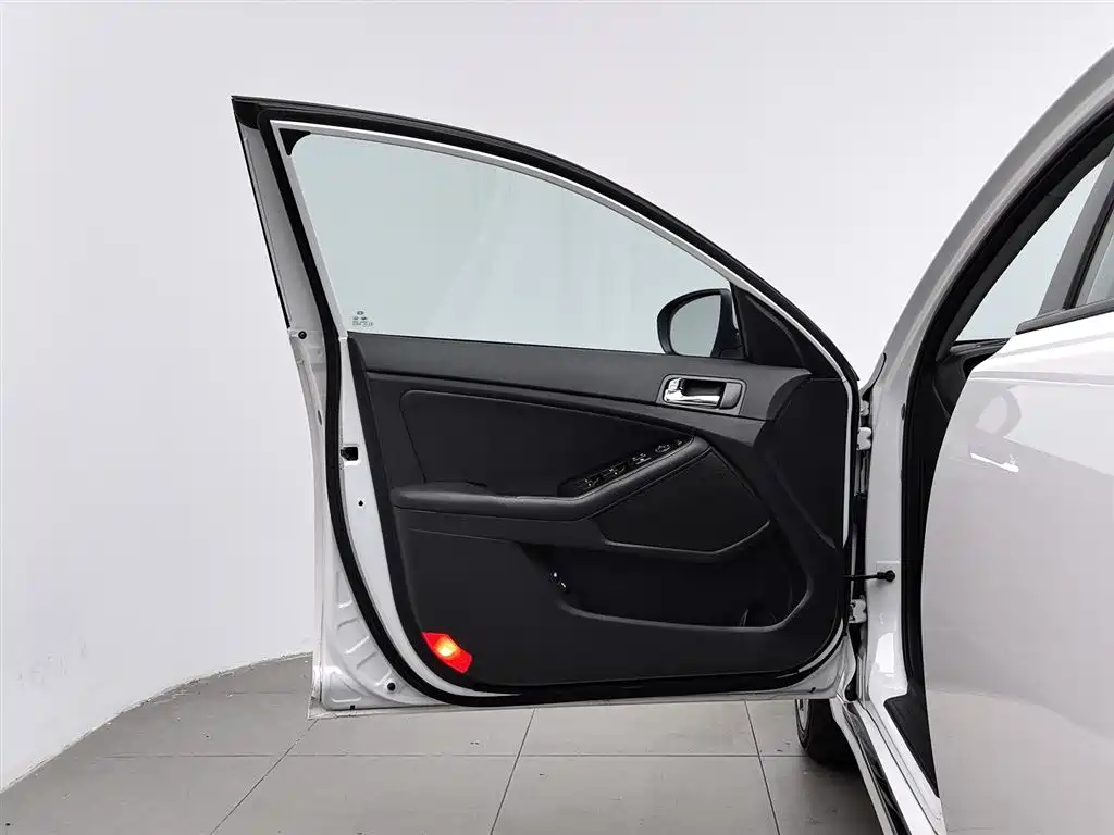 Kia K5 2015 2.0L AT LUX