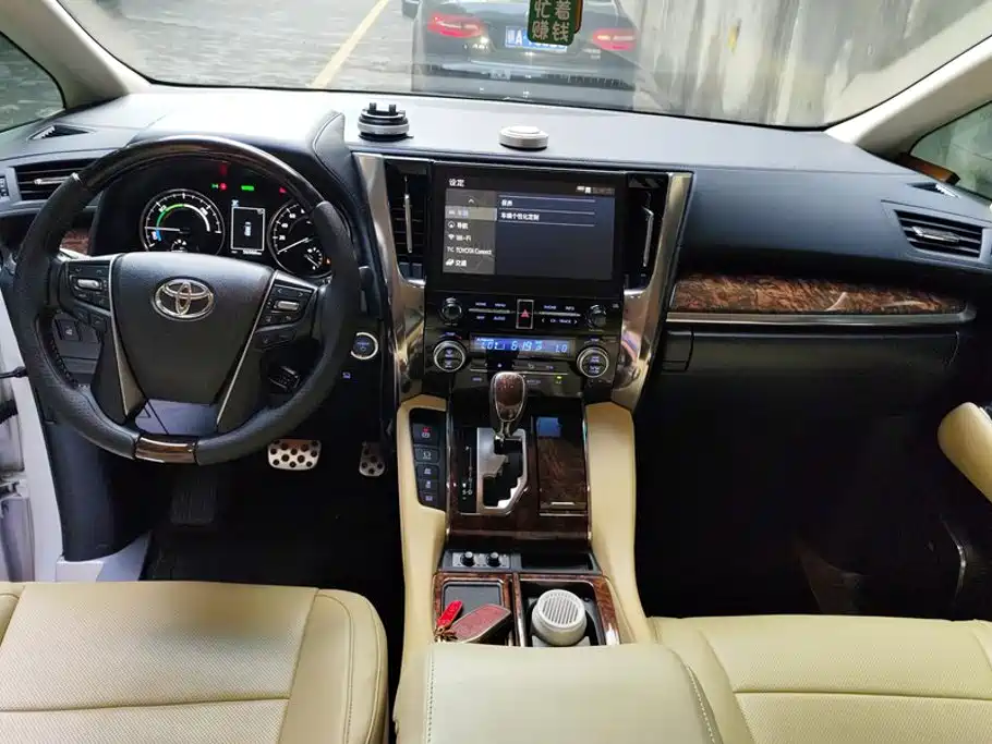 Toyota Alphard — миниатюра 12