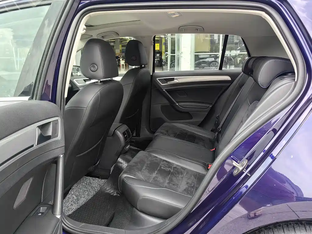 Volkswagen Golf EV — миниатюра 8