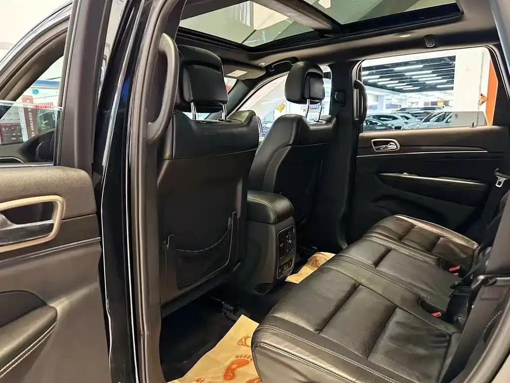 Jeep Grand Cherokee (Import) — миниатюра 7