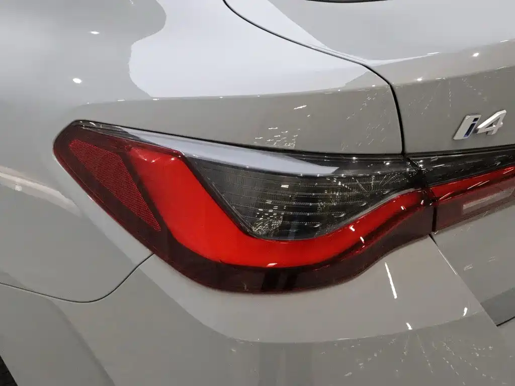 BMW i4 — миниатюра 19