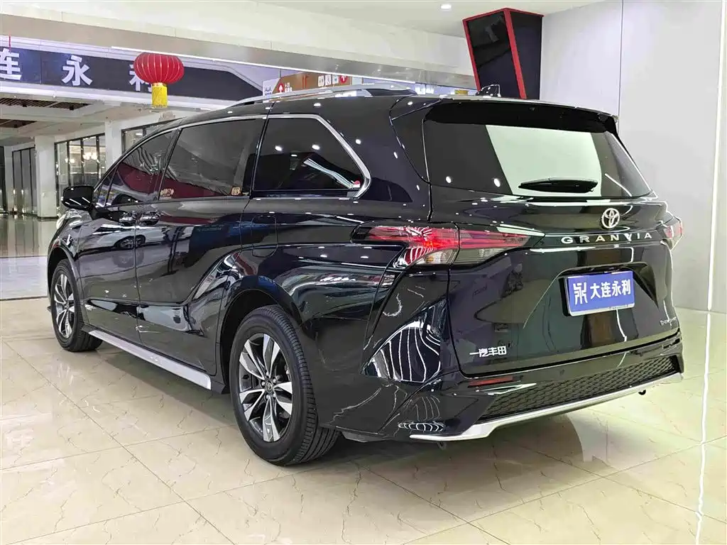 Toyota Granvia — миниатюра 6