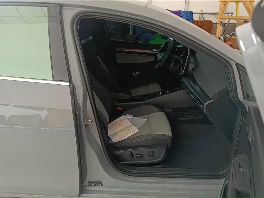 Volkswagen Golf 2025 300TSI R-Line