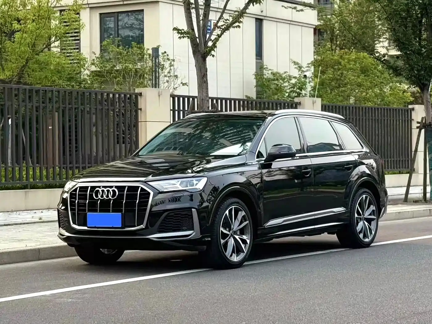 奥迪Q7 2023款 55 TFSI quattro S 尊贵型 2023