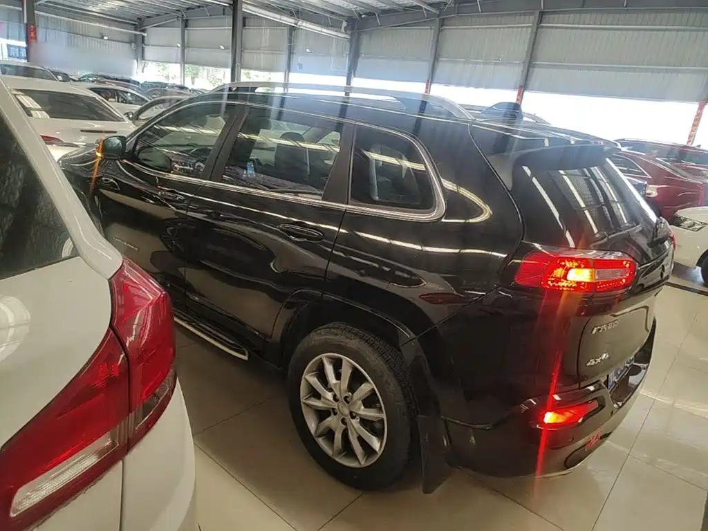 Jeep Cherokee — миниатюра 5