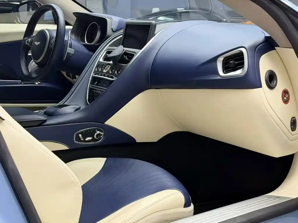 Aston Martin DB11 — миниатюра 5
