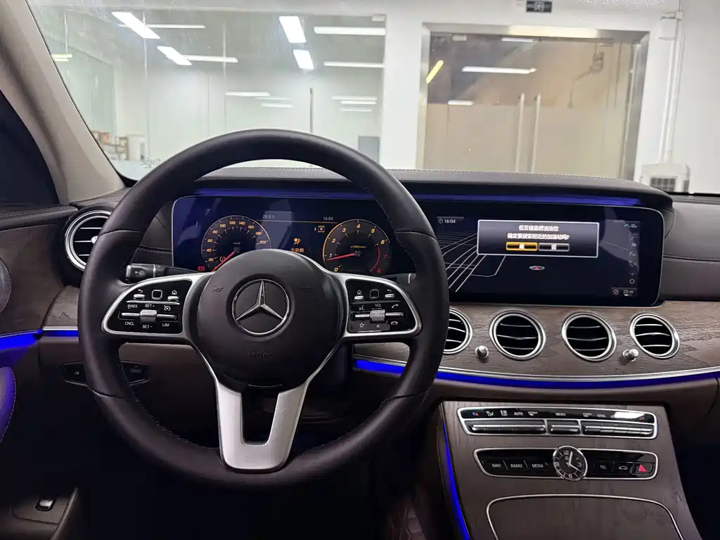 Mercedes-Benz E-Class — миниатюра 17