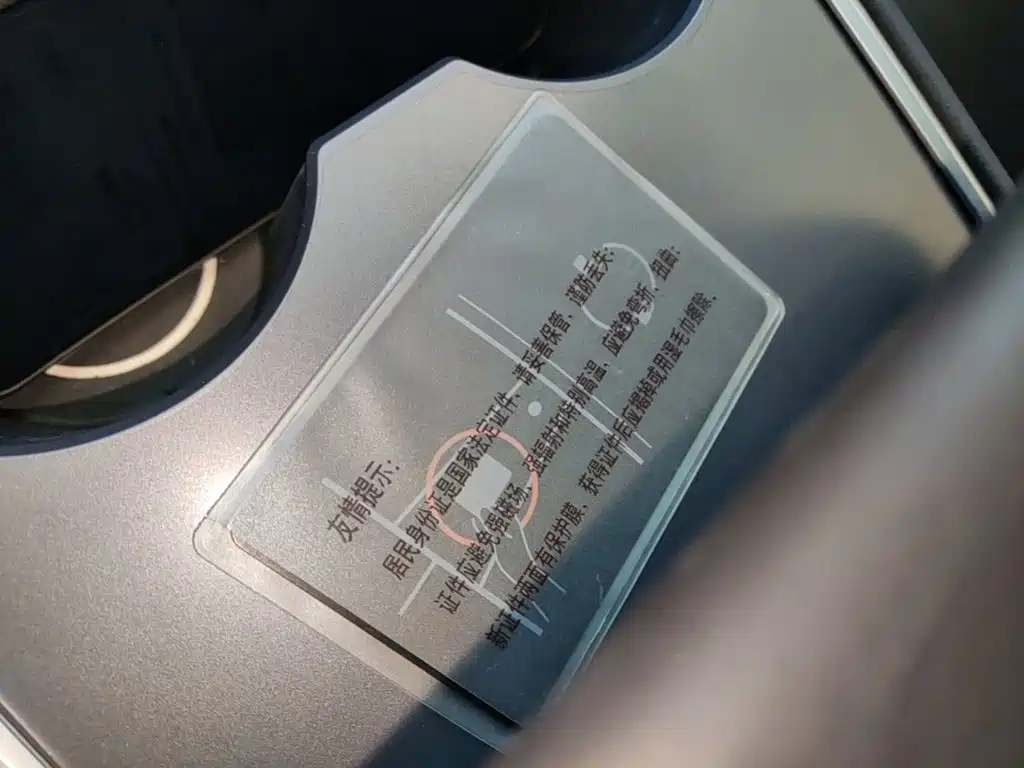 Tesla Model Y — миниатюра 9
