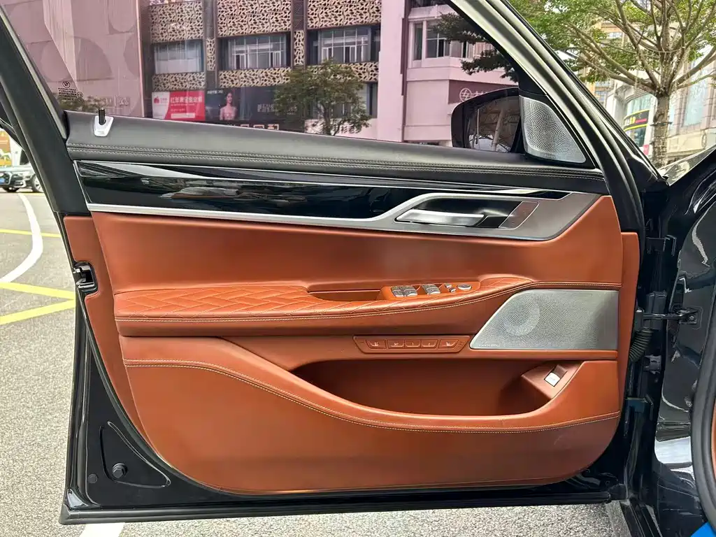 BMW 7 Series — миниатюра 19