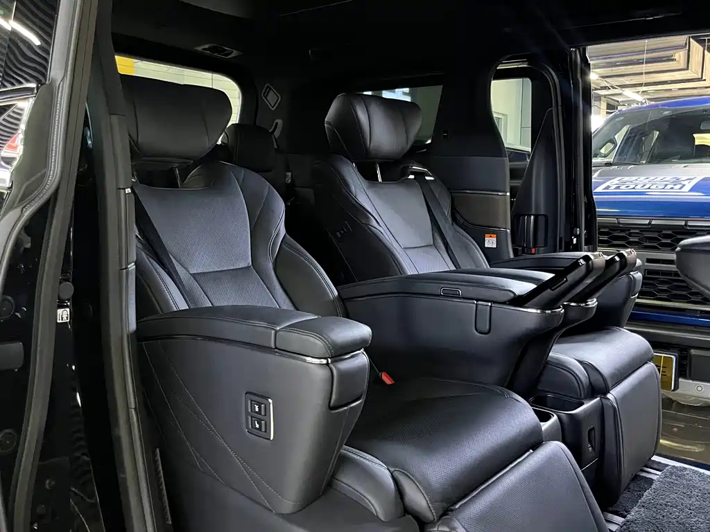 Toyota Vellfire — миниатюра 6