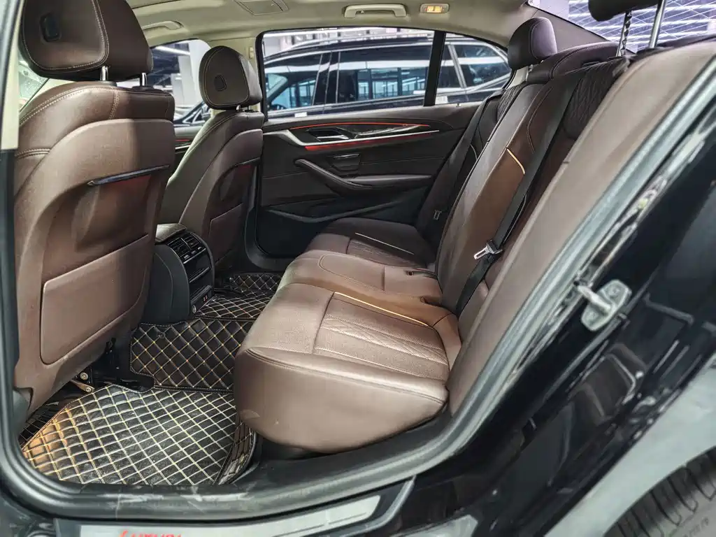 BMW 5 Series — миниатюра 8
