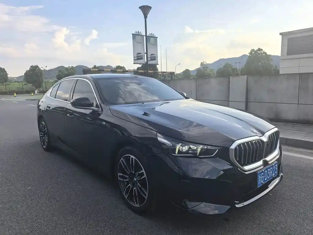 BMW 5 Series — миниатюра 3