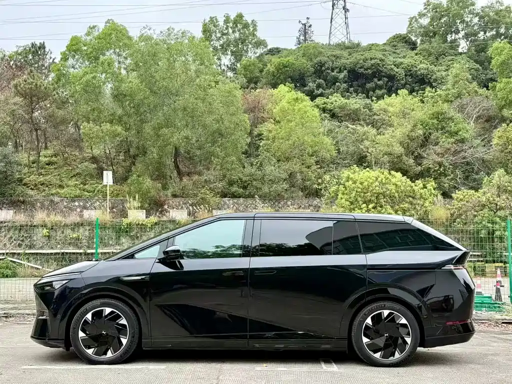XPeng X9 — миниатюра 2