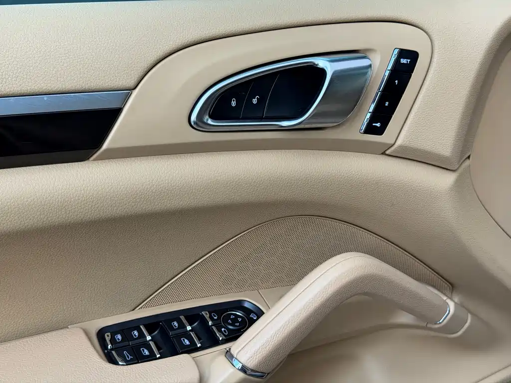Porsche Cayenne — миниатюра 23