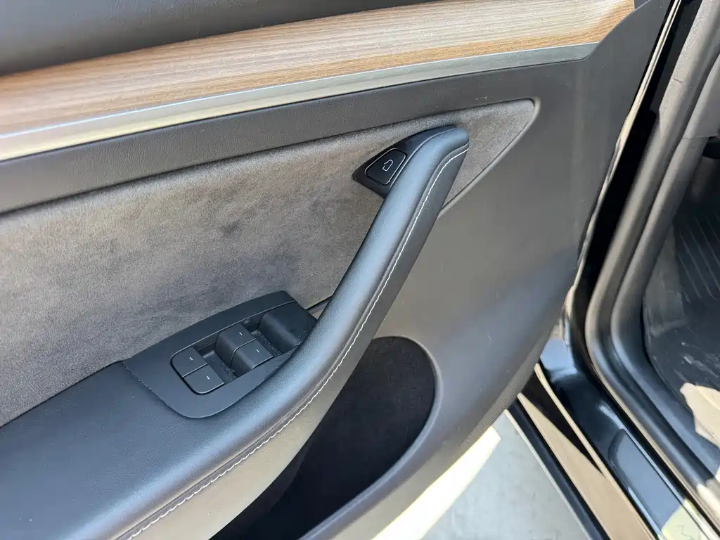 Tesla Model Y — миниатюра 6