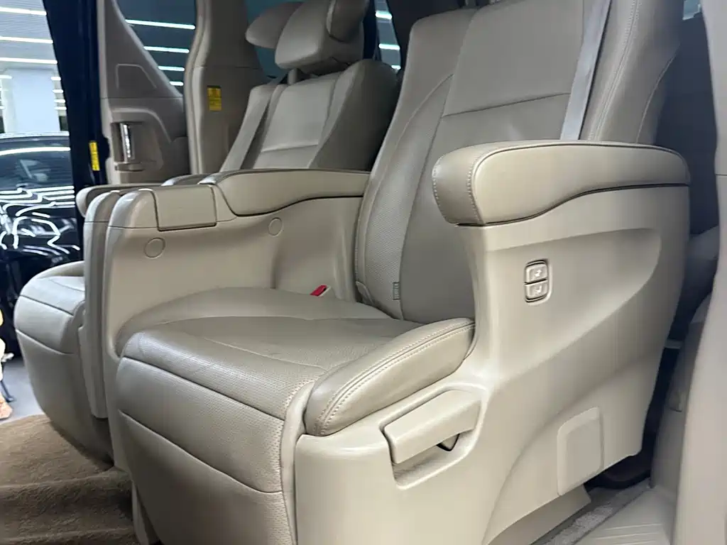 Toyota Alphard — миниатюра 6