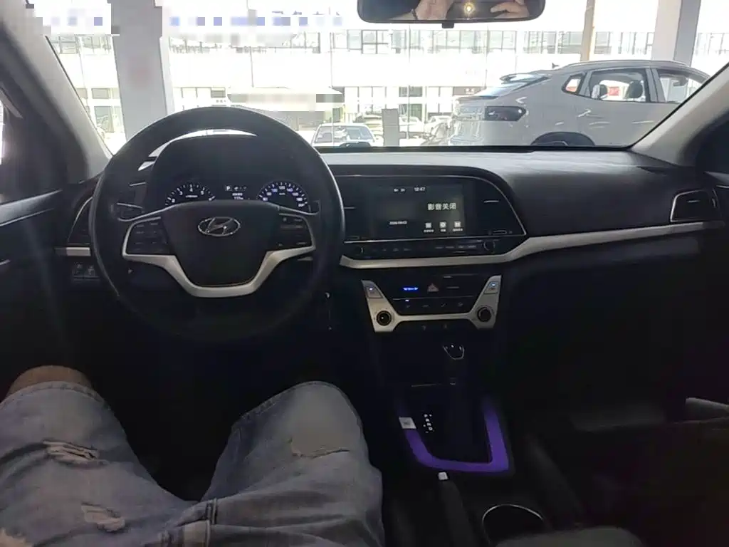 Hyundai Elantra — миниатюра 10