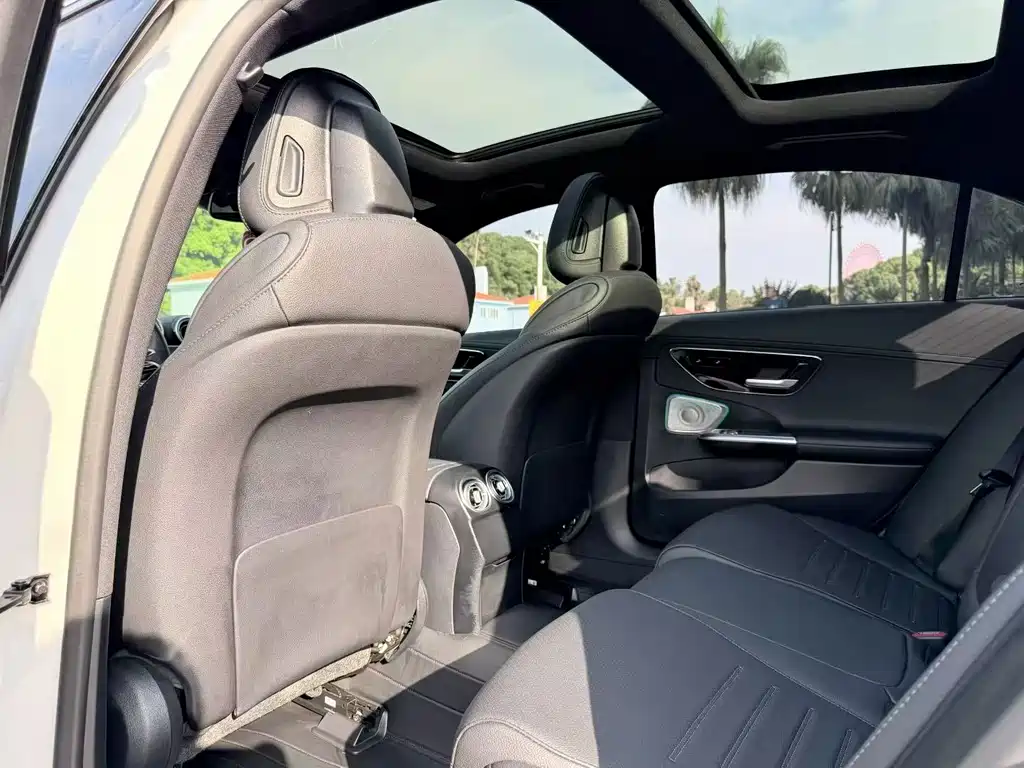 Mercedes-Benz C-Class — миниатюра 6