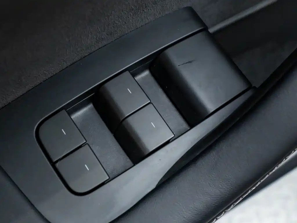 Tesla Model Y — миниатюра 19