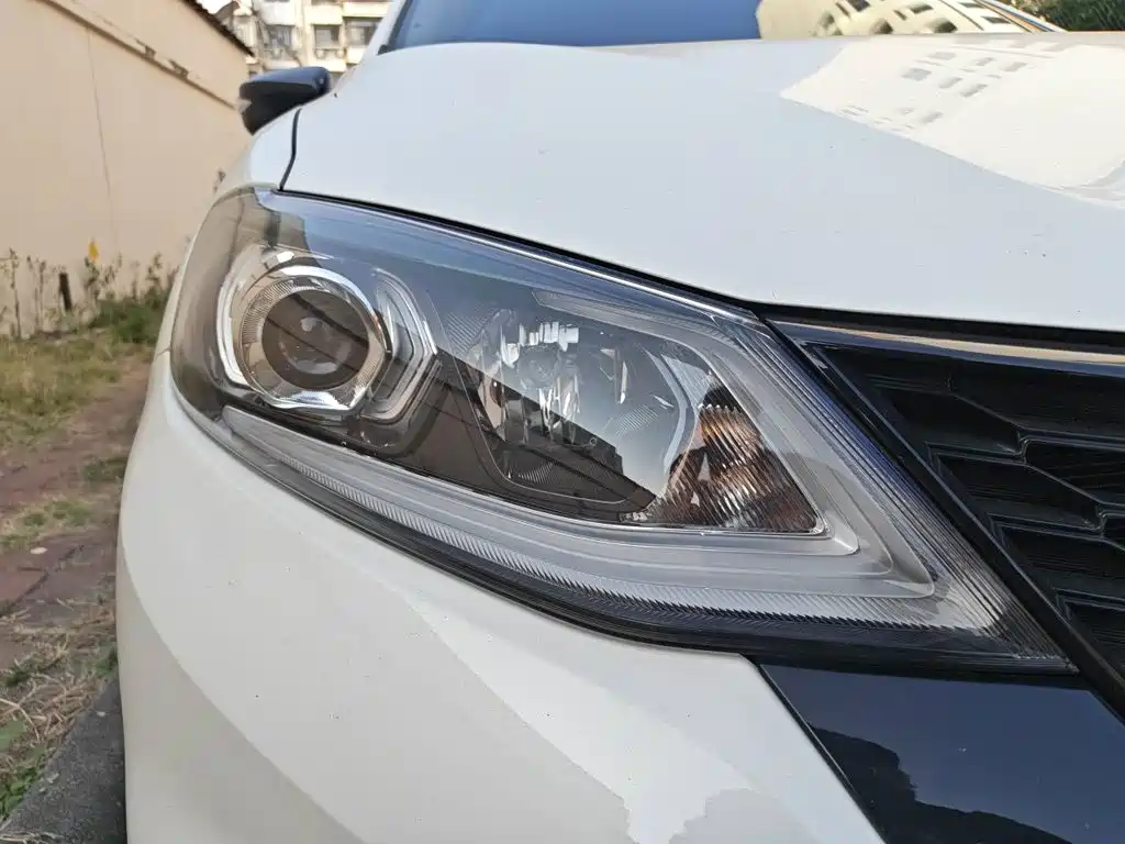 Nissan Tiida — миниатюра 7