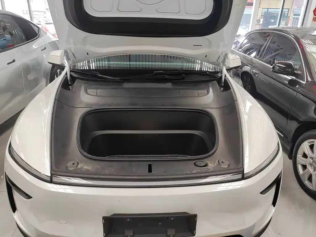 Tesla Model Y — миниатюра 20