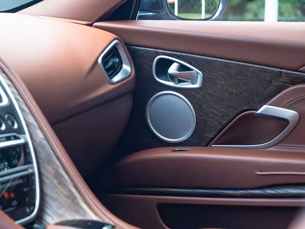 Aston Martin DB11 — миниатюра 9