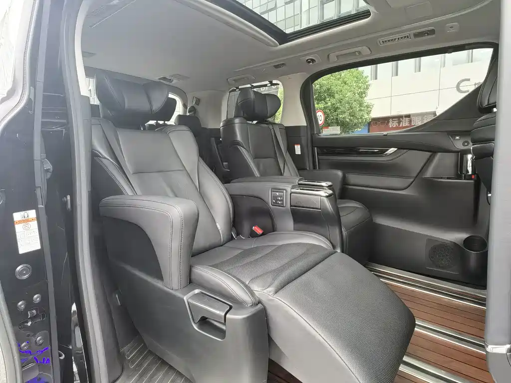 Toyota Alphard — миниатюра 10