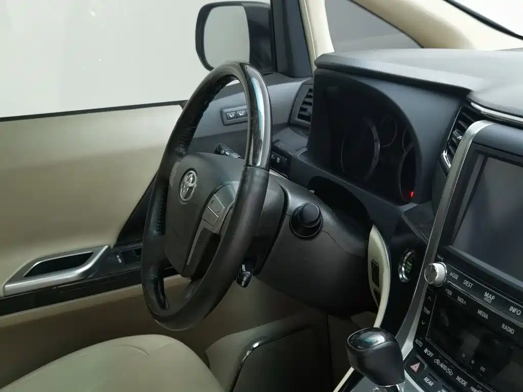 Toyota Alphard — миниатюра 22