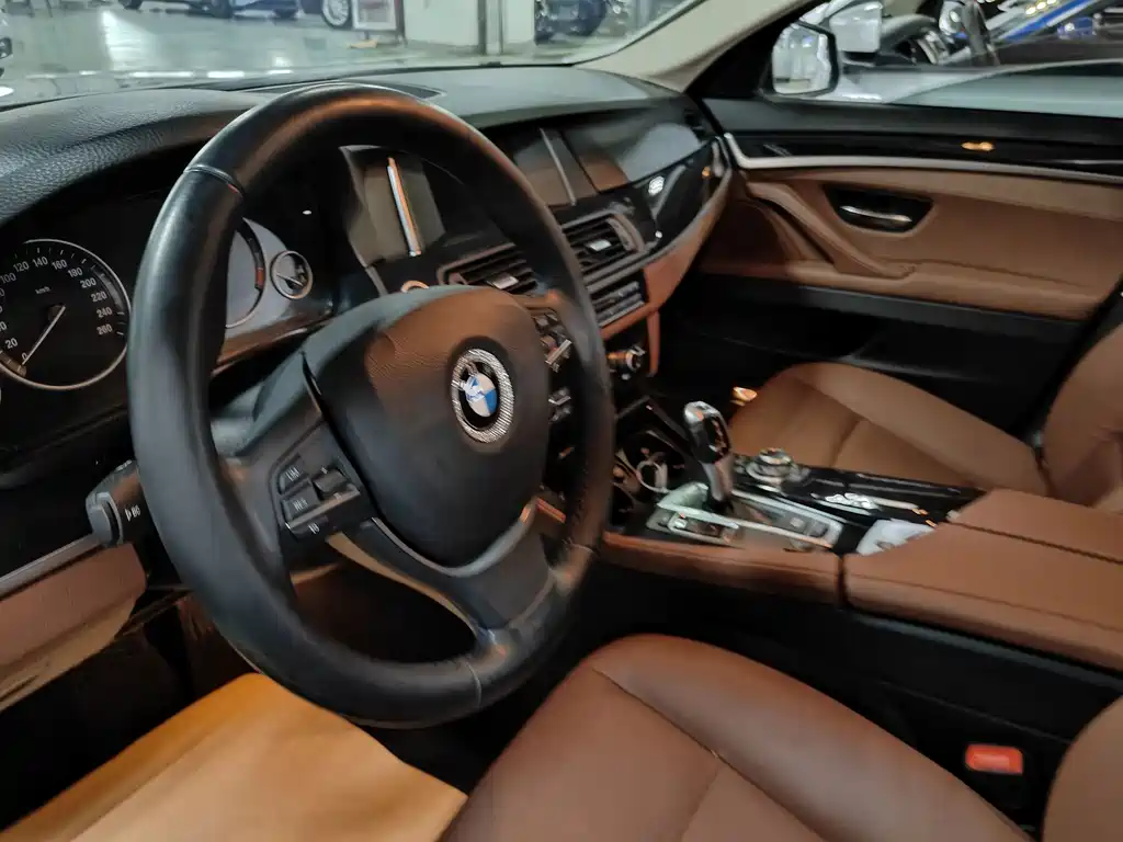 BMW 5 Series — миниатюра 12
