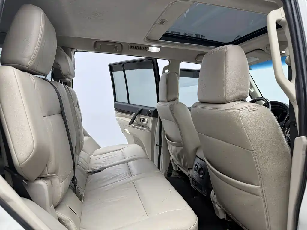 Mitsubishi Pajero (Import) — миниатюра 10