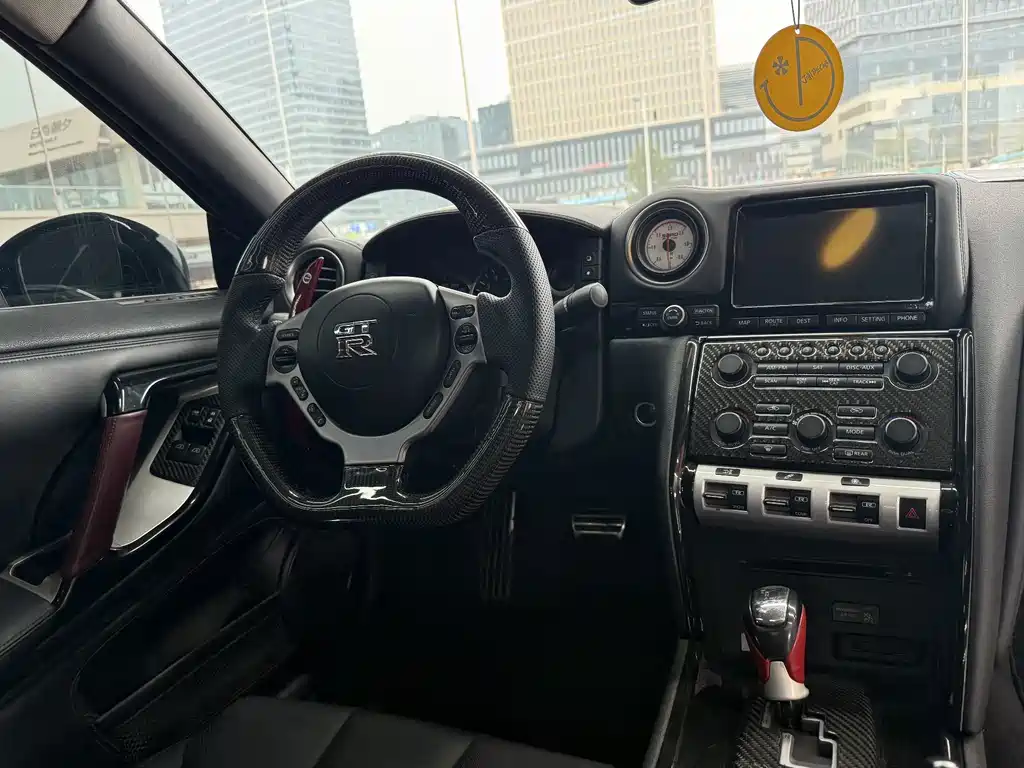 Nissan GT-R — миниатюра 9