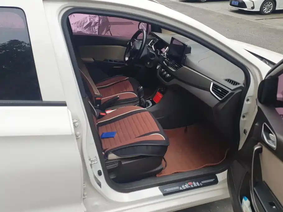 Baojun 310W — миниатюра 8