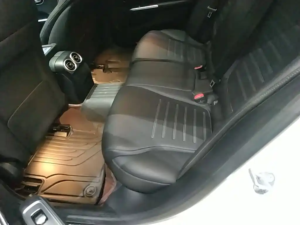 Mercedes-Benz C-Class — миниатюра 17