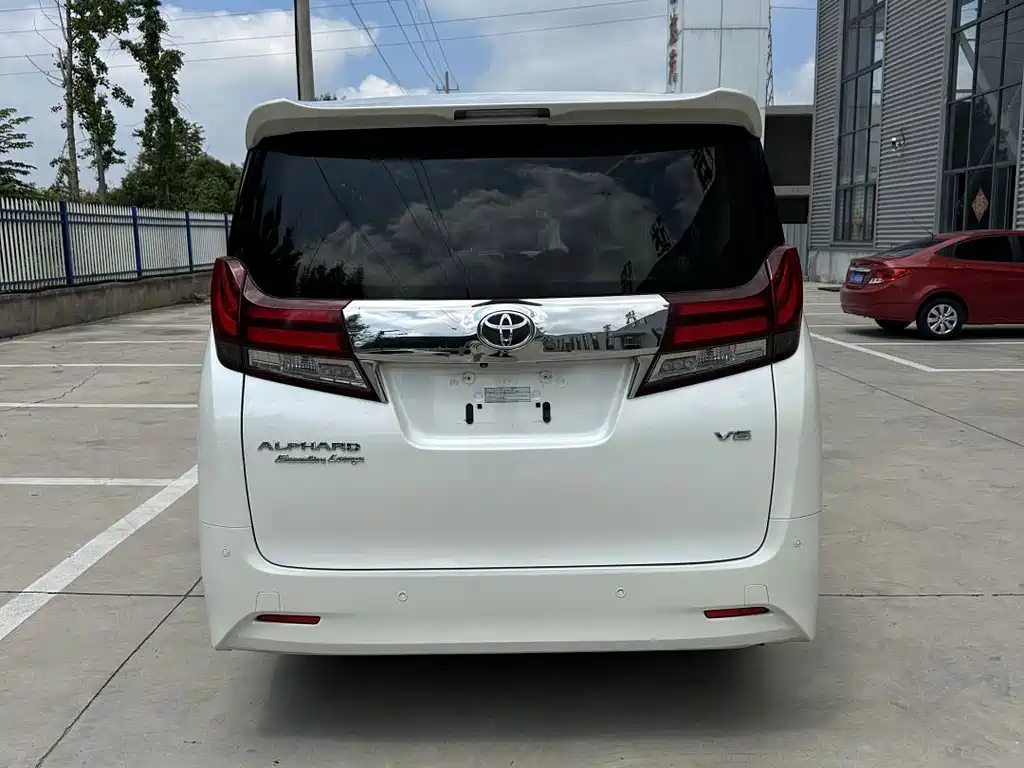 Toyota Alphard — миниатюра 8