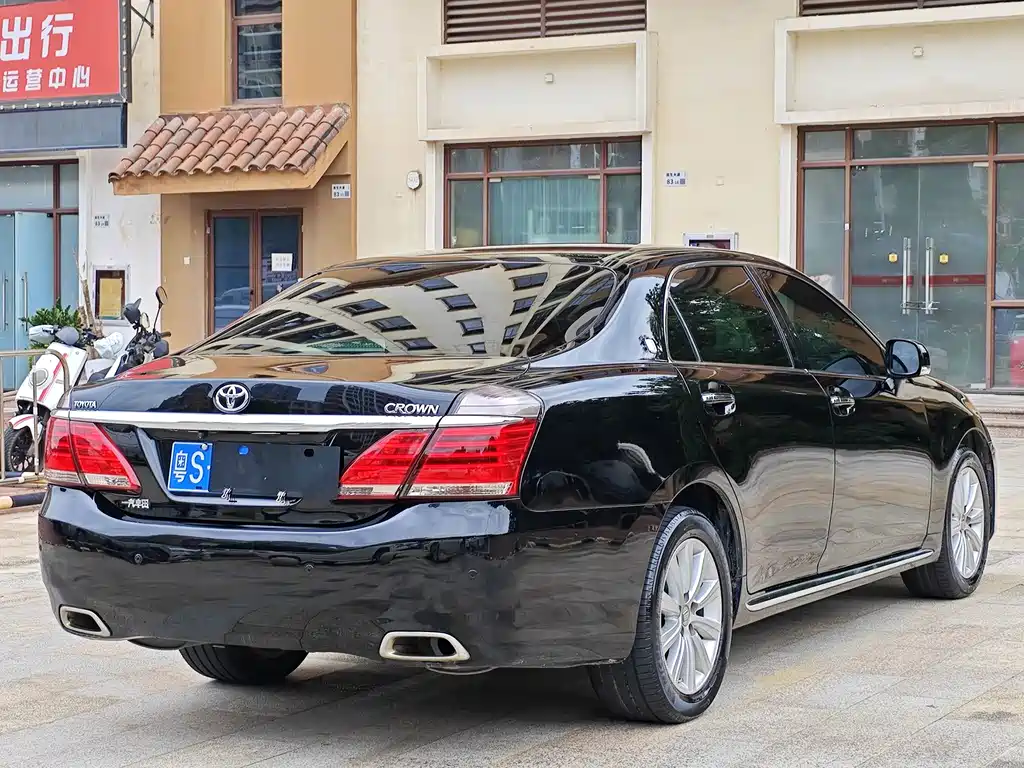 Toyota Crown — миниатюра 4