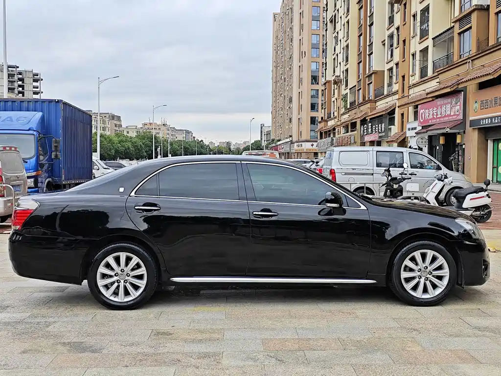 Toyota Crown — миниатюра 7