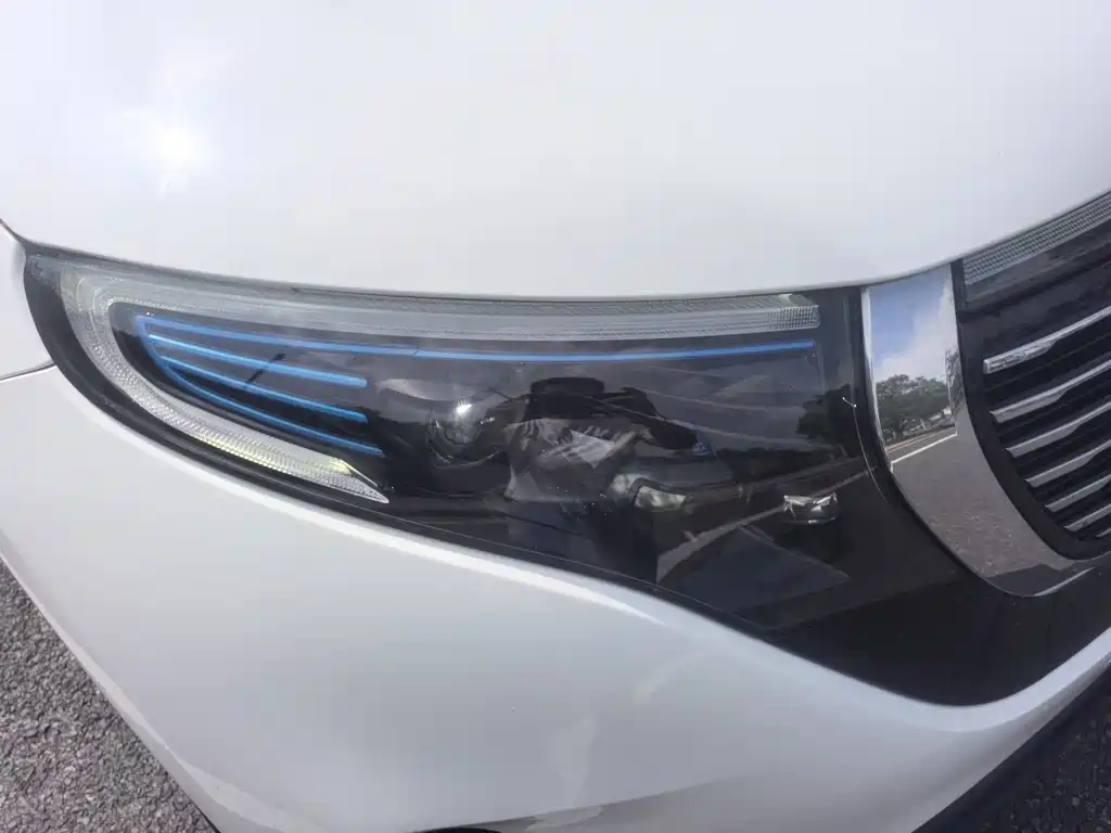 Mercedes-Benz EQC — миниатюра 9