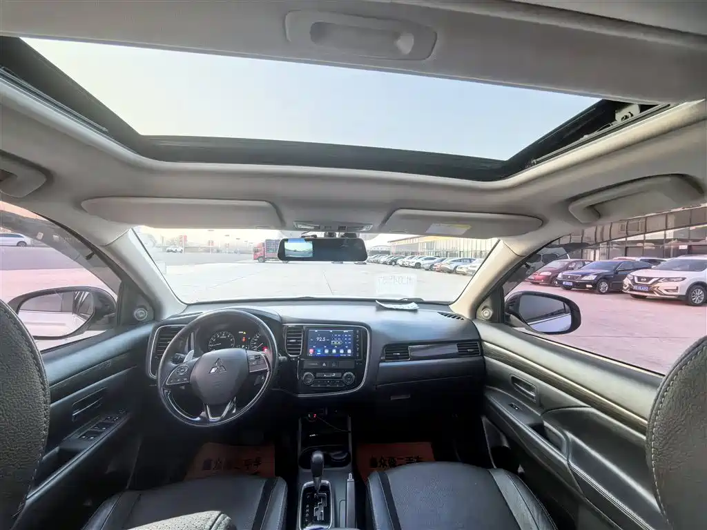 MITSUBISHI OUTLANDER