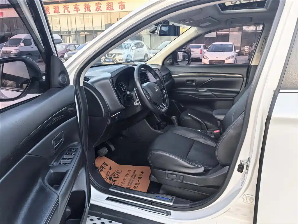 MITSUBISHI OUTLANDER