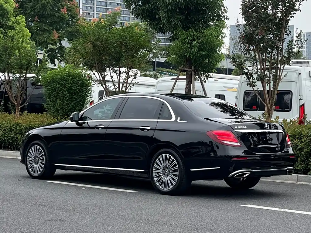 Mercedes-Benz E-Class — миниатюра 4
