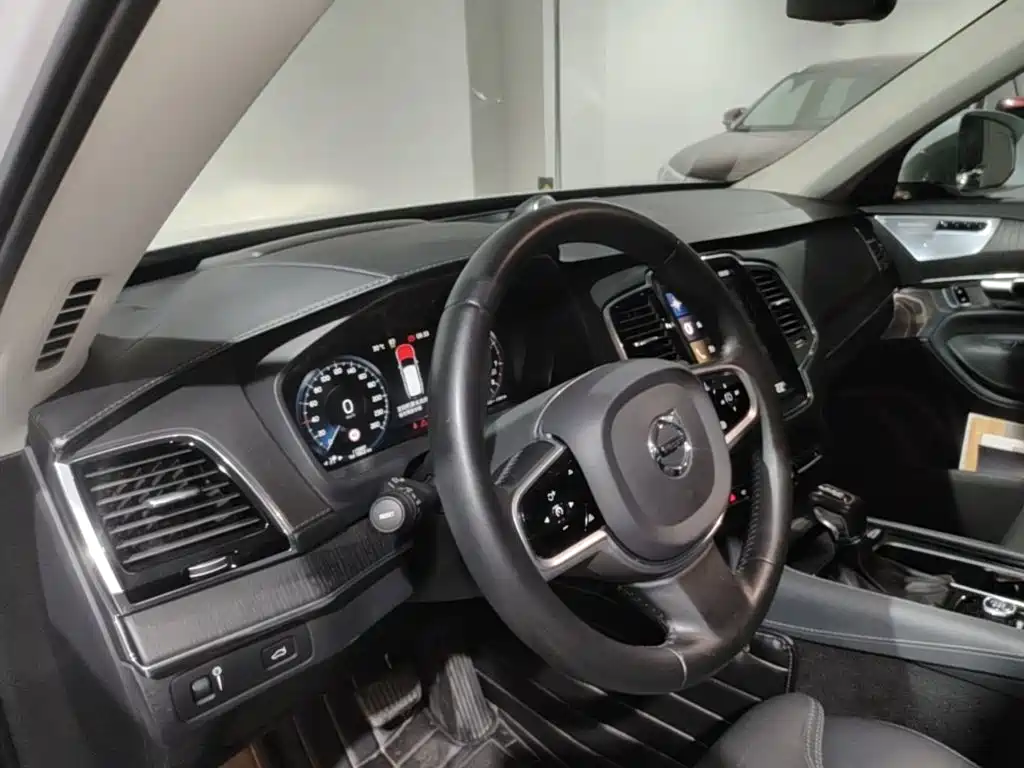 Volvo XC90 — миниатюра 10