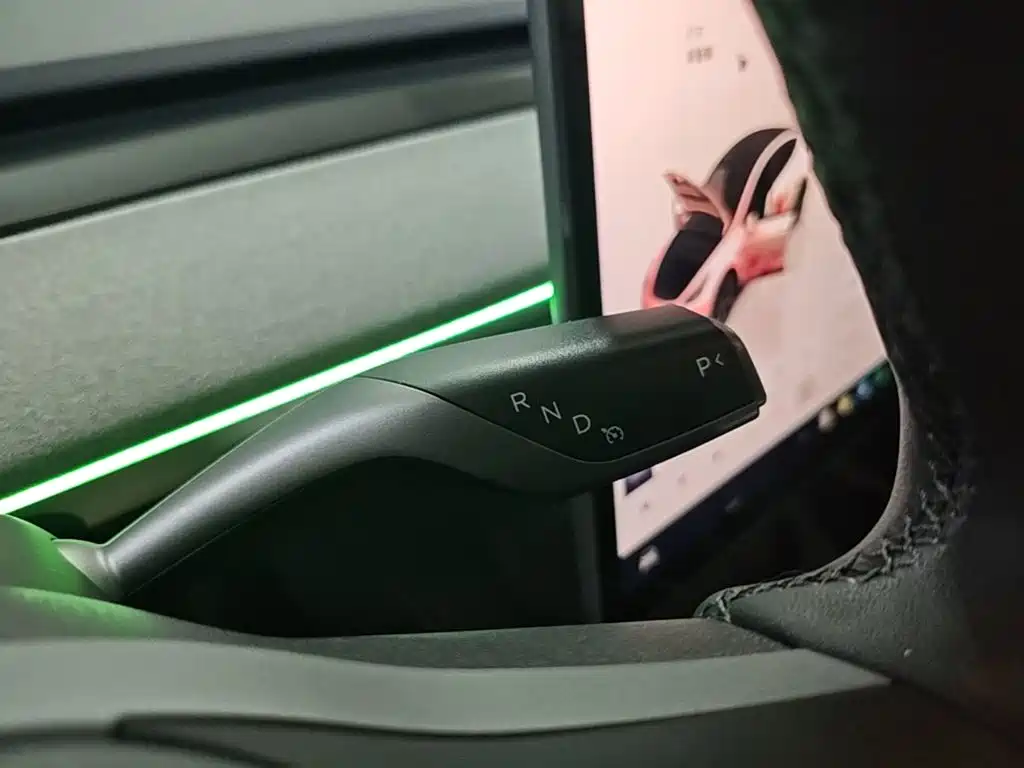 Tesla Model Y — миниатюра 14