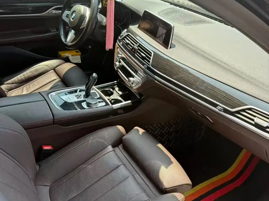 BMW 7 Series — миниатюра 5