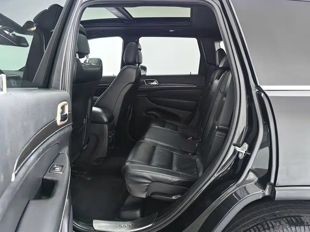 Jeep Grand Cherokee (Import) — миниатюра 15