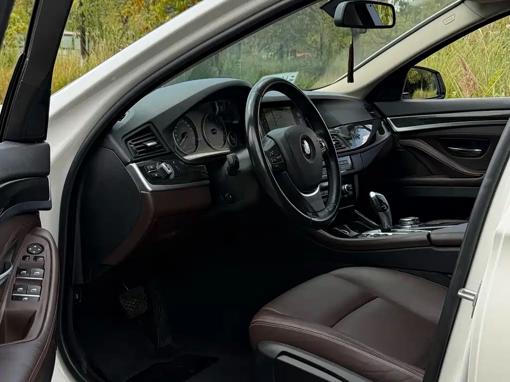 BMW 5 Series — миниатюра 6