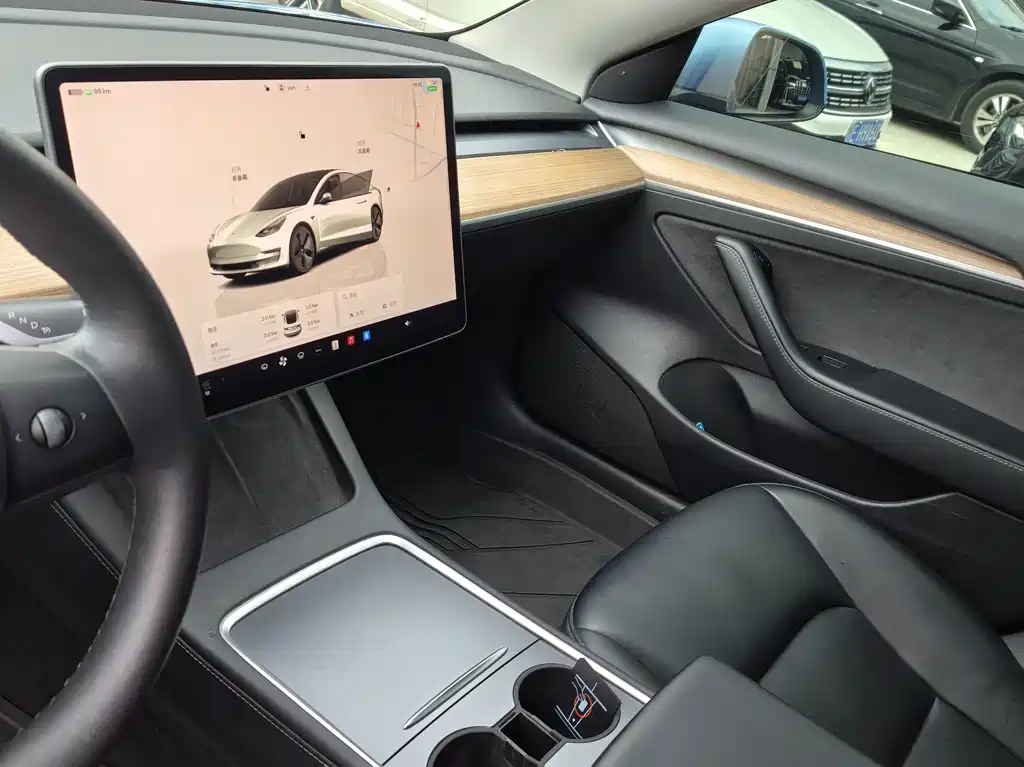 Tesla Model 3 — миниатюра 9