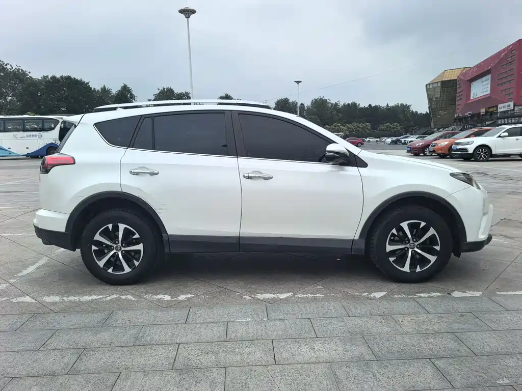 Toyota RAV4 - фото 5